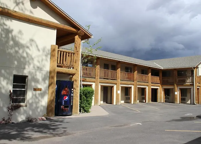 Lodge Moose Creek & Suites *